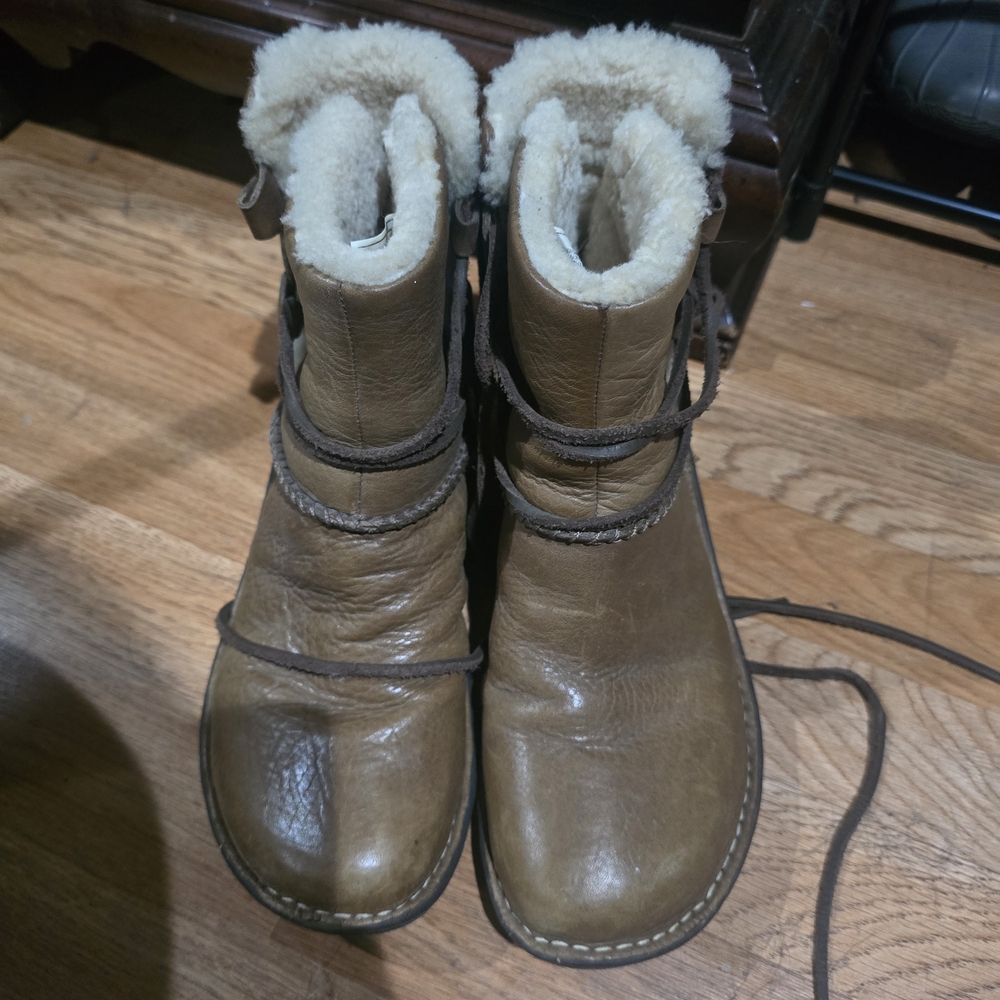 UGG Brown Leather Boots with Cream Fur Lining